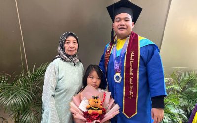 Tukang Cuci Piring Jadi Wisudawan Terbaik Unitomo Surabaya
