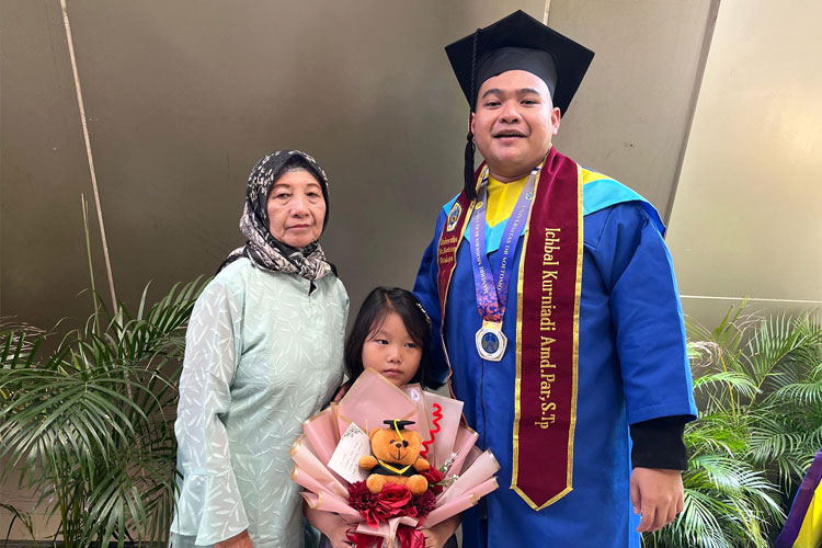 Tukang Cuci Piring Jadi Wisudawan Terbaik Unitomo Surabaya